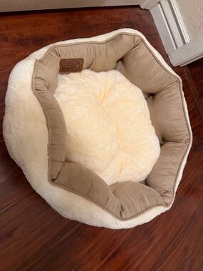 Bedsure cat or small dog bed Like New